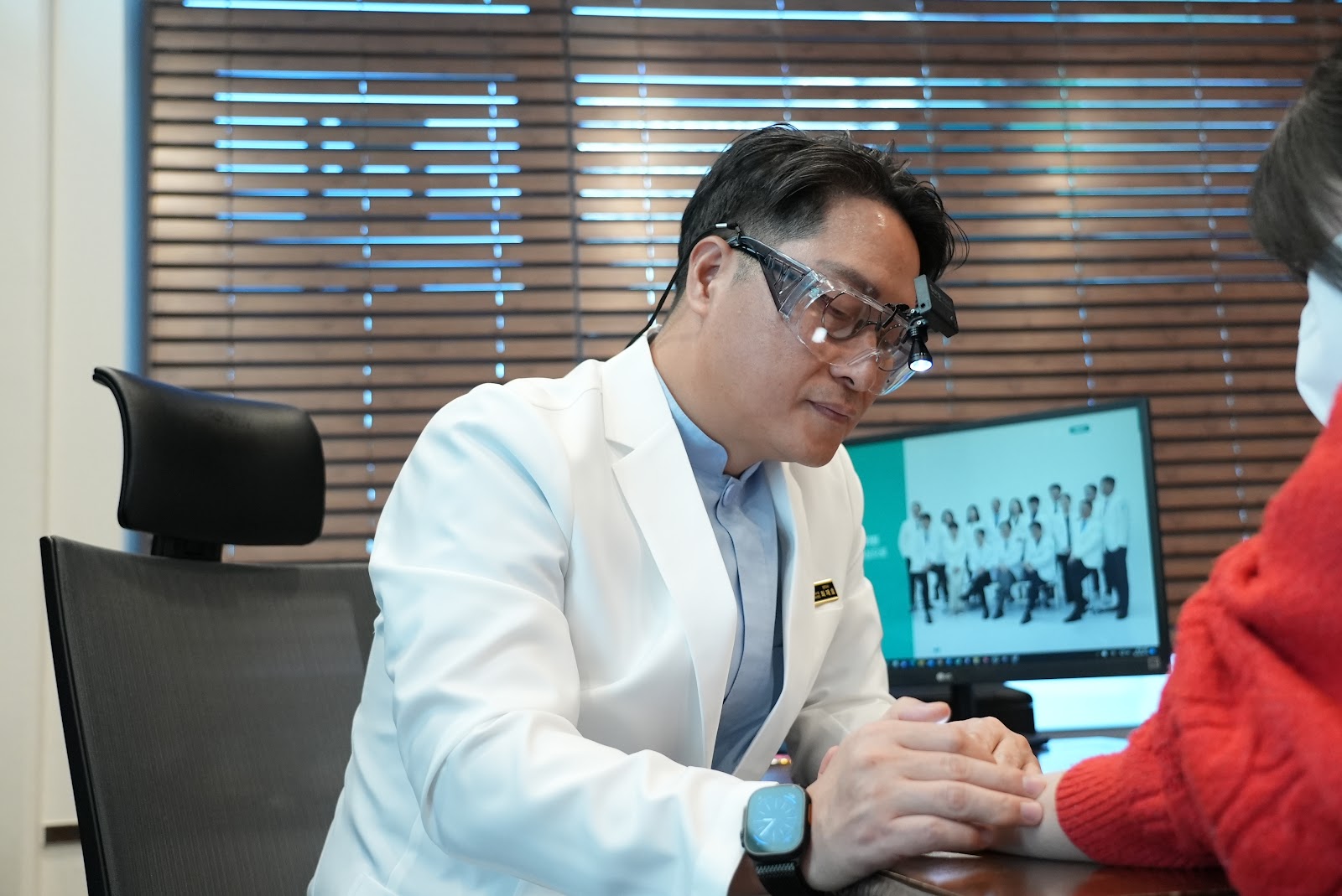 진료실에서 내원객과 치료 계획을 상담합니다.
