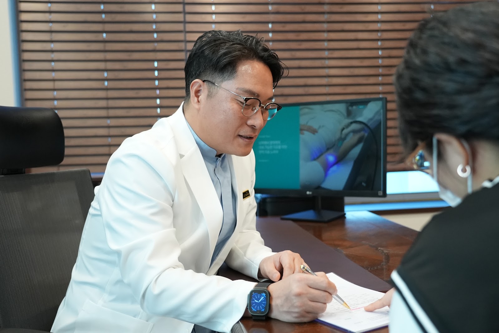 화면 자료를 함께 보며 치료 과정을 설명합니다.