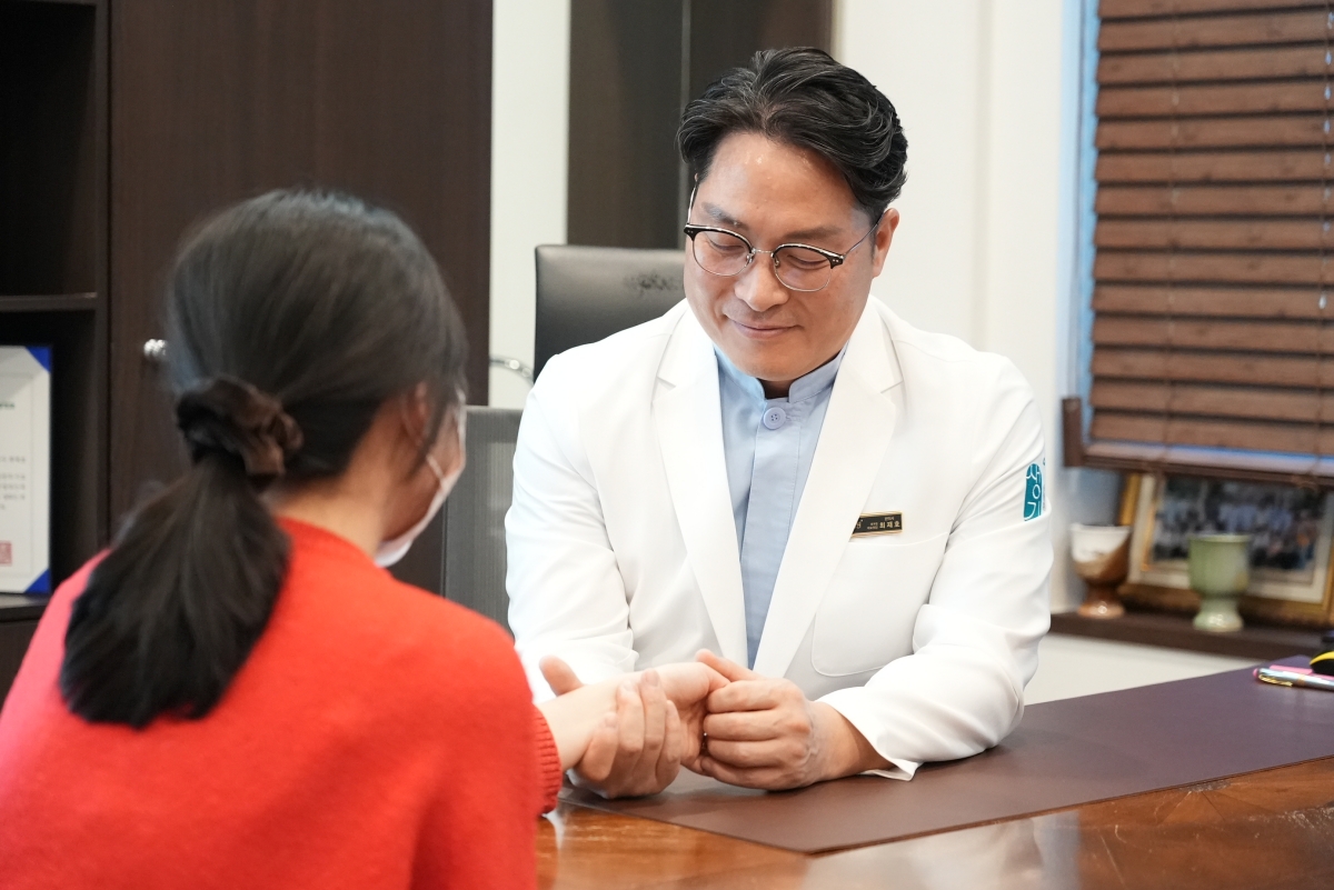 내원객의 손 피부 상태를 직접 살피며 상담합니다.